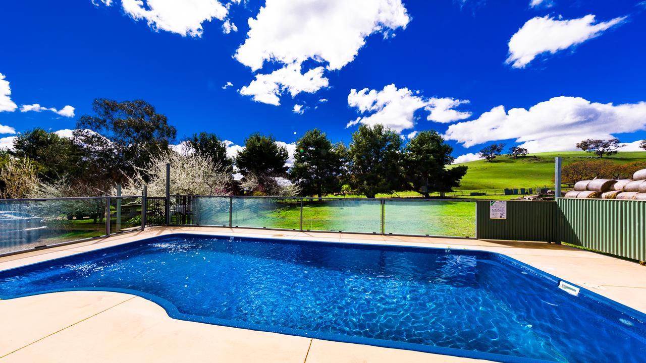 Hillview Farmstay *